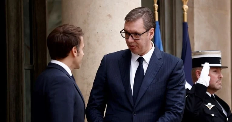 vuchikj-vidno-nervozen-po-sredbata-so-makron-otkri-za-shto-razgovarale