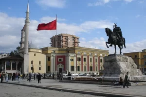 javniot-dolg-na-albanija-minatata-godina-namalen-za-44-otsto-768x512-1