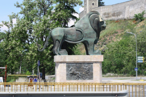 brutalistichki-lav-na-most-goce-delchev