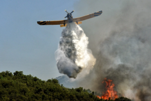 Gasenje na shumski pozhar na Rodos - Kanader-Avion